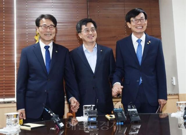 김동연(가운데) 경제부총리 겸 기획재정부 장관, 장하성(왼쪽) 청와대 정책실장, 김상조 공정거래위원장의 3자 회동.
[헤럴드DB]