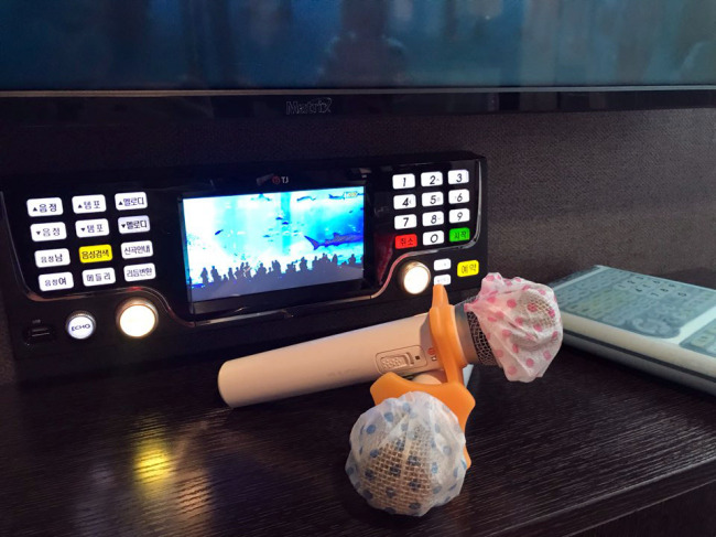 Individual rooms at “Superstar Coin Noraebang” are equipped with wireless bluetooth microphones. (Catherine Chung / The Korea Herald)