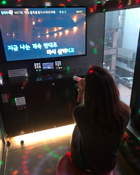Catherine Chung practices a song for 500 won. (Photo by Suh Engie)