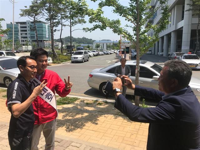 유권자의 요청에 함께 사진을 찍는 김태호 자유한국당 경남도지사 후보. 박병국 기자/cook@heraldcorp.com