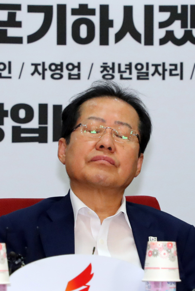 자유한국당 홍준표 대표가 4일 서울 여의도 당사에서 열린 서민경제 2배 만들기 대책회의에서 눈을 감고 생각에 잠겨 있다. [사진=연합뉴스]