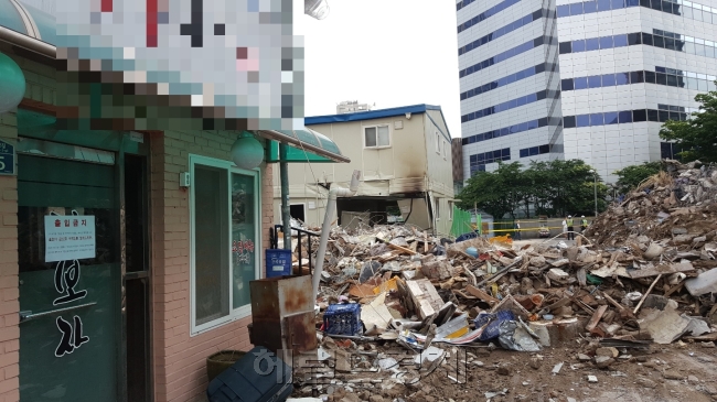 4층 높이 건물이 주저앉은 용산 한강로 2가. 사고원인은 정확히 밝혀지지 않은 현장에서는 걱정과 의혹이 난무했다. 사고가 발생한 지점의 현재 모습.  정세희 기자/say@heraldcorp.com