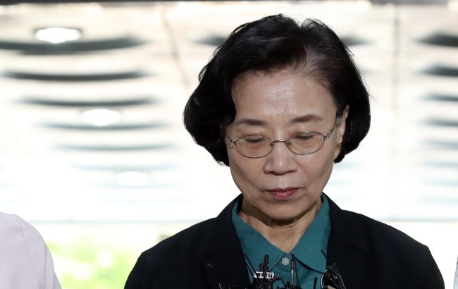 Lee Myung-hee, wife of Hanjin Group Chairman Cho Yang-ho, walks into the Seoul Central District Court on June 4, 2018 to attend an arraignment hearing over a warrant for her arrest on multiple counts of assault and other charges. (Yonhap)