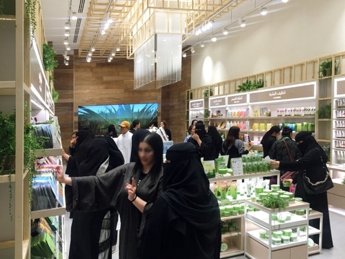 This photo, provided by Nature Republic Co., shows shoppers at its first store in Saudi Arabia in the country's capital city of Riyadh on June 3, 2018. (Yonhap)