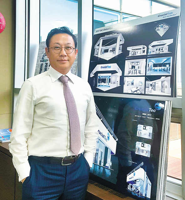 크루셜텍 안건준 대표가 경기도 성남시 판교 본사에서 지난 31일 본지와 만나 새로운 ‘디스플레이 일체형 지문인식 솔루션’ 제품에 대해 들려줬다.