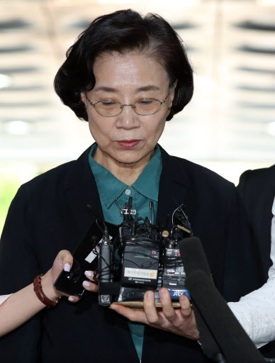 법원에 들어서는 이명희 일우재단 이사장. [연합뉴스]