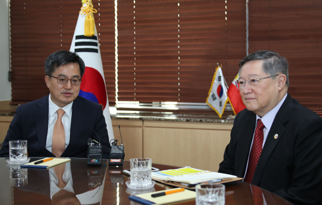 South Korean Finance Minister Kim Dong-yeon (L) holds a meeting with the Philippines' Finance Secretary Carlos Dominguez in Seoul on June 4, 2018. (Yonhap)