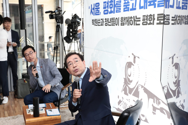 4일 박원순 더불어민주당 서울시장 후보가 서울역 구역사에서 서울역 발전 방안에 대해 발표하고 있다. (사진=박원순 선거캠프)