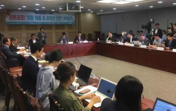 This photo provided by the Korea Science Journalists Association shows a debate held at the National Assembly that brought together experts to discuss radioactive bed mattresses after Daijin Bed Co. products were found to release radiation at levels that exceed the safety standard. (Yonhap)