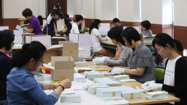 This photo taken on June 4, 2018, shows officials checking printed ballots at the Gyeonggi Province Election Commission in Suwon, south of Seoul, for the June 13 local elections. (Yonhap)