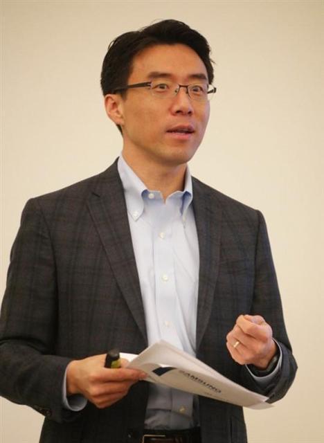 미국 실리콘밸리에 있는 삼성넥스트의 데이비드은(51·사진) 사장이 최근 삼성전자 최고혁신책임자(CIO)에 정식 임명된 것으로 5일 확인됐다.
삼성전자에서 혁신 업무를 총괄하는 CIO 직책이 생긴 것은 이번이 처음이다. 최근 이재용 부회장을 중심으로 한 신성장동력 발굴 노력과 무관치 않다는 해석이다.
하버드대 출신의 은 사장은 구글 콘텐츠 파트너십 총괄 부사장, 타임워너 미디어 통신 그룹 최고담당자, 베인앤컴퍼니 경영 컨설턴트 등을 지냈다. 특히 구글에서는 유튜브 인수를 주도한 것으로 알려져 있다.
은 사장은 앞으로 삼성넥스트 사장 본연의 업무인 스타트업에 대한 투자와 우수인재 확보, 신사업 발굴에 주력하는 동시에 사업부문별 혁신전략을 총괄 지휘하는 역할을 맡게 된다.
이와 함께 최근 잇따라 영입한 세바스찬 승 최고연구과학자(CRS), 대니얼 리 부사장, 래리 헥 전무 등과 함께 한국, 미국, 영국, 캐나다, 러시아 등 5개국에 설립된 인공지능(AI) 연구센터와 연계된 사업전략을 수립하는 과정에도 일정 부분 참여할 것으로 예상된다.
재계에서는 사업 규모가 방대한 삼성전자에 모든 사업부문을 총괄하는 CIO 직책이 생긴 것을 주목하고 있다.
삼성전자 3개 사업부문별 최고경영책임자(CEO) 외에 ‘최고책임자’라는 명칭이 붙는 자리는 현재 손영권 최고전략책임자(CSO), 노희찬 경영기획실장 겸 최고재무책임자(CFO) 정도다.
은 사장도 삼성넥스트 인터넷 홈페이지에 게재된 인터뷰에서 “CIO로서 초점을 맞출 것은 5년 이후 삼성전자의 비전을 만들기 위한 노력”이라며 “이는 진공 상태에서 할 수 있는 일이 아니기 때문에 다른 동료들과 긴밀하게 공조할 것”이라고 강조했다.
정순식 기자/sun@heraldcorp.com