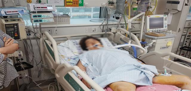 지난해 60대 여성이 병원에서 인조혈관 금속 스텐트 시술을 받고 한달 가까이 의식불명에 빠졌다. 현재 의식은 돌아왔지만 좌측 반신이 마비돼 제대로 걷지 못하고 말도 잘 하지 못하는 상태다.