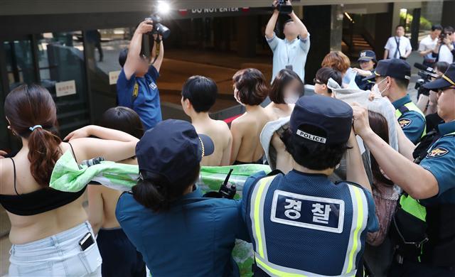 지난 2일 오후 서울 강남구 페이스북코리아 앞에서 여성단체 ‘불꽃페미액션’ 회원들이 페이스북의 성차별적 규정에 항의하는 상의 탈의 시위를 하고 있다. 이 단체는 앞서 페이스북이 남성의 반라 사진은 그대로 두면서 여성의 반라 사진만 삭제하는 점을 규탄하기 위해 기자회견을 열었다고 밝혔다. [연합뉴스]