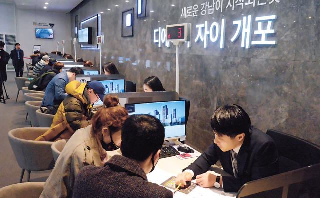 서울ㆍ과천에서 청약이 진행된 5개 단지의 일반공급 당첨자 중 68건의 불법행위 의심사례가 적발됐다. 사진은 디에이치자이 개포 견본주택 내부 모습.  [헤럴드경제DB]