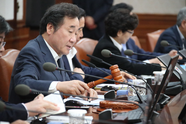 Prime Minister Lee Nak-yon presides over a Cabinet meeting on June 5, 2018. (Yonhap)