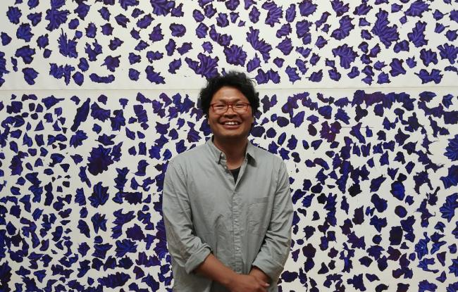 현대미술작가 최선이 금호미술관 기획전 '플랫랜드'에 출품한 작품 앞에 섰다. 최선 작가는 지난해 돌아가신 아버지 최낙경의 화업을 돌아보는 회고전을 서울 종로구 탑골미술관에서 6월 28일까지 연다. [사진=연합뉴스]
