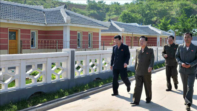 A photo carried by the Rodong Sinmun on June 5, 2018, shows Choe Ryong-hae (2nd from left) visiting the Poman Co-op Farm in Sohung County, south of Pyongyang. (For Use Only in the Republic of Korea. No Redistribution) (Yonhap)