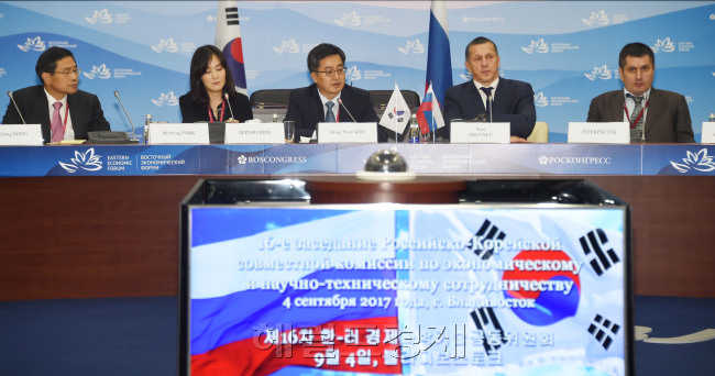 한국과 러시아의 경제협력 전반을 논의하는 고위급 협의체인 한-러 경제과학공동위원회 17차 회의가 오는 7일 서울에서 열려 남ㆍ북ㆍ러 3각 협력사업에 대해 논의할 예정으로 그 결과가 주목된다. 사진은 지난해 9월 러시아 블라디보스톡에서 열린 제16차 한-러 경제과학기술공동위원회 모습. [헤럴드경제 DB]