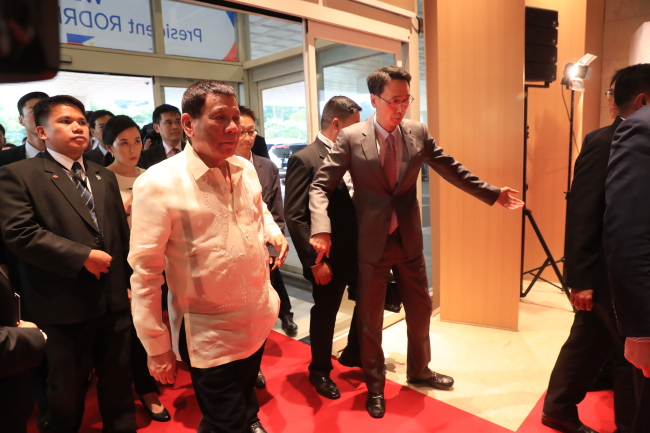 Philippine President Rodrigo Duterte walks into the headquarters of E-Mart Inc., South Korea's largest discount store chain by sales, on June 5, 2018. (Yonhap)
