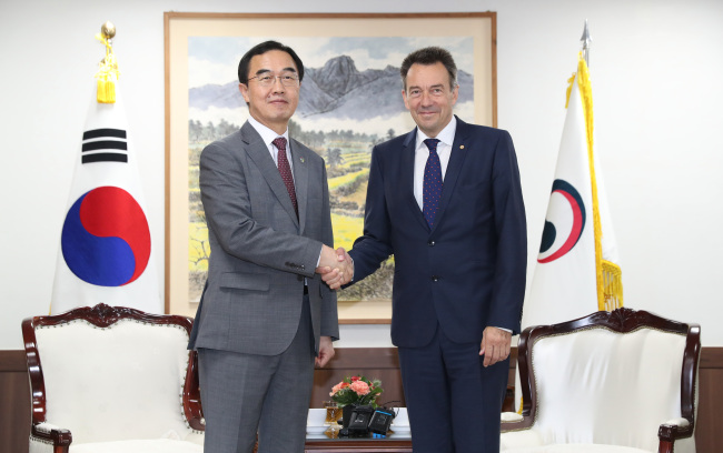 Peter Maurer, the head of the Switzerland-based International Committee of the Red Cross met with South Korea's Unification Minister Cho Myoung-gyon on Tuesday in Seoul. (Yonhap)