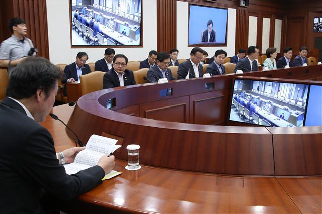 이낙연 국무총리가 7일 오전 서울 세종로 정부서울청사에서 국정현안점검조정회의를 주재하고 있다. 세종청사와 영상으로 연결해 진행된 이날 회의에서는 감염병 관리 5개년 기본계획과 외국인 건강보험제도 개선방안 등을 논의했다.  [연합뉴스]