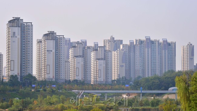 남북 경협 가능성이 높아지면서 경기도지사 후보들의 통일경제특구 조성 공약에 관심이 쏠린다. 사진은 파주 운정지구 아파트 단지 모습. [헤럴드경제DB]