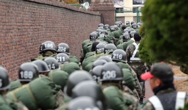 South Korean soldiers line up for training. (Yonhap)