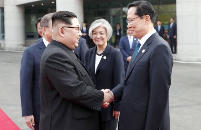 North Korean leader Kim Jong-un, left, shakes hands with South Korean Defense Minister Song Young-moo at Panmunjeom on April 27. (Yonhap)