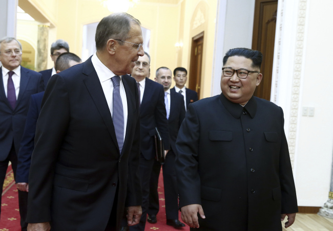 <YONHAP PHOTO-3881> Korean leader Kim Jong Un, right, and Russia's Foreign Minister Sergei Lavrov walk, during a meeting in Pyongyang, North Korea, Thursday, May 31, 2018 . Lavrov's visit to North Korea comes ahead of a planned summit between President Donald Trump and North Korean leader Kim Jong Un and is seen as an attempt by Moscow to ensure its voice is heard in the North's diplomatic overtures with Washington, Seoul and Beijing.(Valery Sharifulin/TASS News Agency Pool Photo via AP)/2018-05-31 18:41:07/ <저작권자 ⓒ 1980-2018 ㈜연합뉴스. 무단 전재 재배포 금지.>
<YONHAP PHOTO-3881> Korean leader Kim Jong Un, right, and Russia's Foreign Minister Sergei Lavrov walk, during a meeting in Pyongyang, North Korea, Thursday, May 31, 2018 . Lavrov's visit to North Korea comes ahead of a planned summit between President Donald Trump and North Korean leader Kim Jong Un and is seen as an attempt by Moscow to ensure its voice is heard in the North's diplomatic overtures with Washington, Seoul and Beijing.(Valery Sharifulin/TASS News Agency Pool Photo via AP)/2018-05-31 18:41:07/ <저작권자 ⓒ 1980-2018 ㈜연합뉴스. 무단 전재 재배포 금지.>