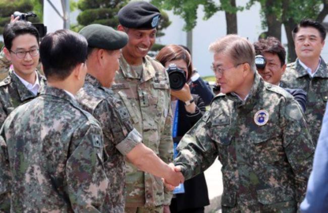 South Korean President Moon Jae-in, right, shakes hands with Gen. Han Min-koo on June 13, 2017. (Yonhap)