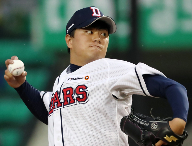 In this file photo from May 29, 2018, Lee Young-ha of the Doosan Bears throws a pitch against the SK Wyverns in the top of the first inning of a Korea Baseball Organization regular season game at Jamsil Stadium in Seoul. Lee said on June 7, 2018, that he'd turned down a gambling broker who proposed a match-fixing deal in April and May. (Yonhap)
