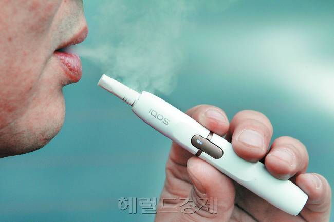 권련형 전자담배를 피는 흡연자 [사진=헤럴드경제DB]