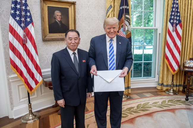 US President Donald Trump is presented with a letter from North Korean leader Kim Jong-un, on June 1, 2018, by North Korean envoy Kim Yong-chol in the Oval Office at the White House in Washington DC. (Yonhap)