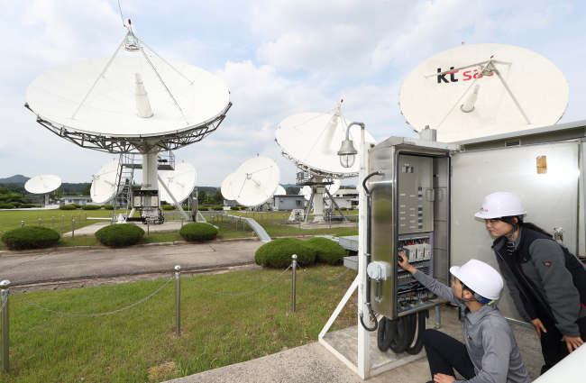 An engineer checks a satellite antenna at KT SAT Satellite Center in Geumsan, South Chungcheong Province, Thursday. (KT)