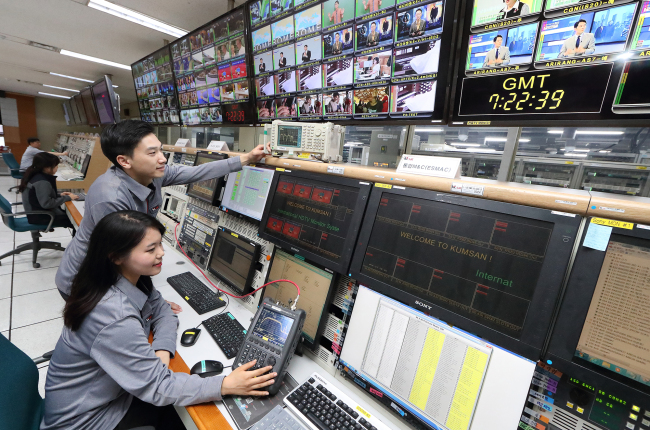 Engineers monitor telecommunications systems for the Marine Very Small Aperture Terminal service that enables telecommunications and data transmission for sailing vessels at KT SAT Satellite Center in Geumsan, South Chungcheong Province, Thursday. (KT)