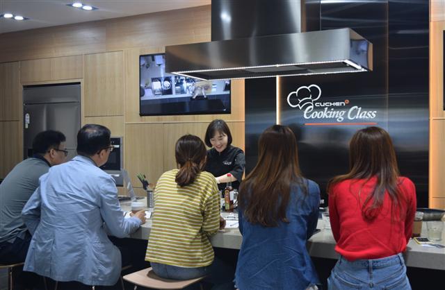 ‘워라밸’ 문화가 확산되면서 자기계발과 취미활동 등에 지갑을 여는 직장인들이 신소비층으로 떠오르고 있다. 사진은 쿠첸이 지난달 10일 서울 강남구 쿠첸 체험센터에서 진행한 점심 쿠킹클래스 모습.  [제공=쿠첸]
