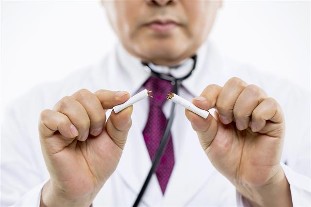 궐련형 전자담배도 일반담배만큼이나 해롭다는 발표가 나오면서 금연 시도 인구가 다시 늘어날 것으로 보인다. 사진은 금연 이미지.