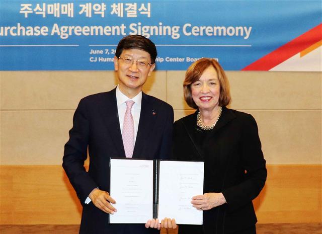 박근태 CJ대한통운 사장(왼쪽)과 앤 드레이크 DSC Logistics 회장이 7일 주식매매 계약을 체결하고 기념촬영을 하고 있다.