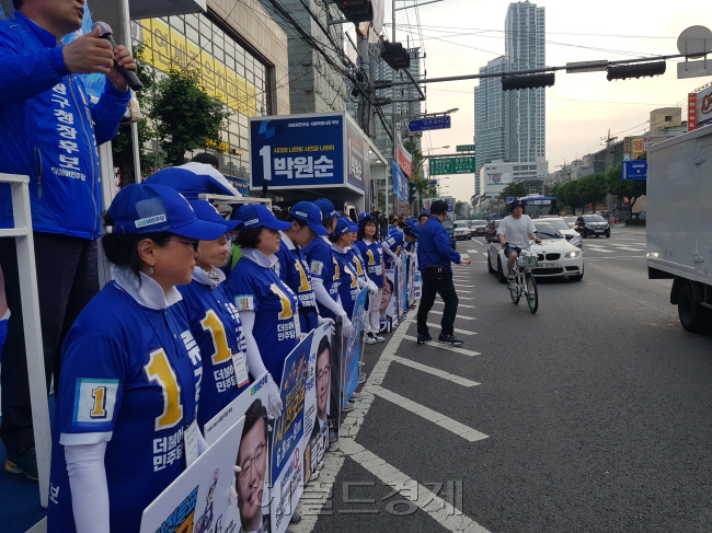 차도 앞 유세가 진행중인 중랑구의 한 선거운동현장 모습