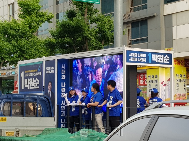 교통체증으로 막힌 도로 위의 한 유세차. [사진=김성우 기자/zzz@heraldcorp.com]