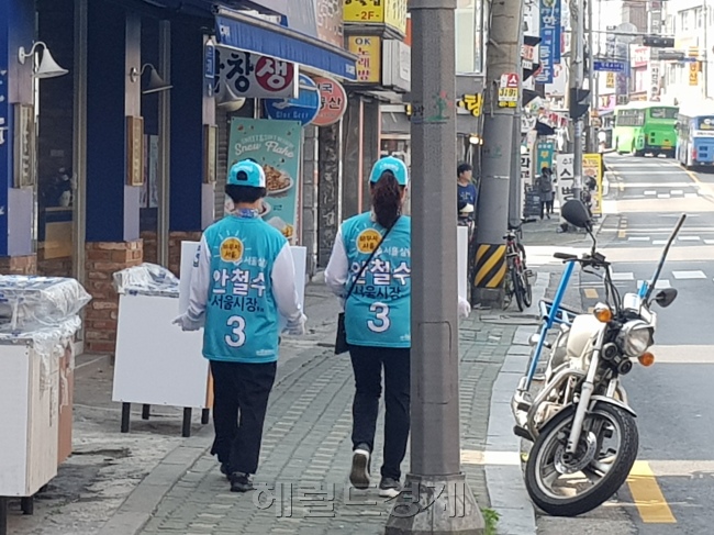 2인 1조로 조를 짜서 유세현장을 돌아다니는 사무원들의 모습. [사진=김성우 기자/zzz@heraldcorp.com]