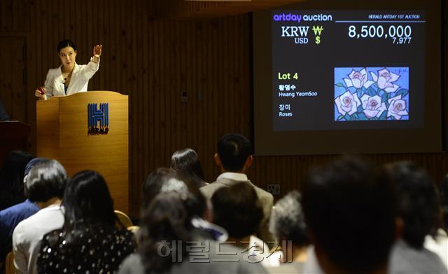 온라인 미술품경매사인 헤럴드아트데이가 7일 서울 방배동 유중아트센터에서 첫 오프라인경매를 진행했다.  박해묵 기자/mook@