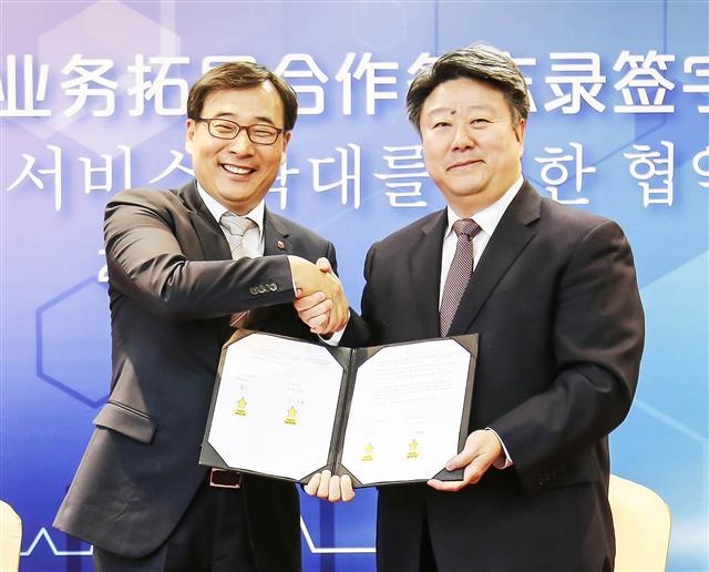 이문환 BC카드 사장(왼쪽)과 차이찌앤뽀 UPI 총재가 지난 7일 중국 상해 유니온페이 본사에서 업무협약을 체결한 후 기념 사진을 촬영하고 있다. [제공:BC카드]