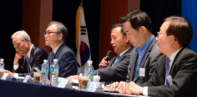 왼쪽부터 김종훈 전 통상교섭본부장, 정인교 인하대 부총장 국제통상학부 교수, 최원목 이화여대 법학전문대학원 교수, 허윤 서강대 국제대학원 국제통상 교수, 이동근 현대경제연구원장 [이상섭 기자/babtong@heraldcorp.com]