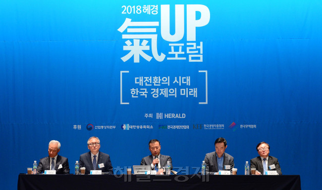 왼쪽부터 김종훈 전 통상교섭본부장, 정인교 인하대 부총장 국제통상학부 교수, 최원목 이화여대 법학전문대학원 교수, 허윤 서강대 국제대학원 국제통상 교수, 이동근 현대경제연구원장 [이상섭 기자/babtong@heraldcorp.com]