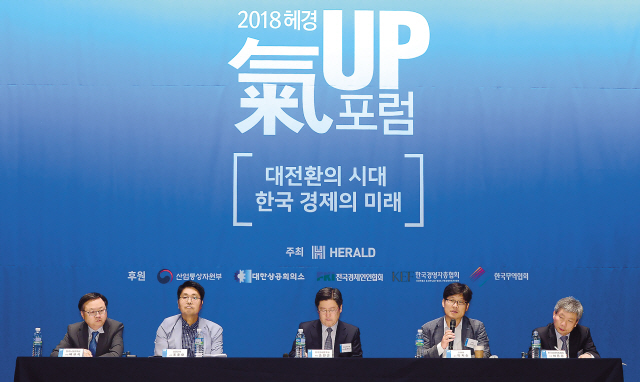 왼쪽부터 배규식 한국노동연구원장, 조준모 성균관대 경제학과 교수, 송원근 한국경제연구원 부원장, 박지순 고려대 법학전문대학원 교수, 이동응 한국경영자총협회 전무.
박해묵 기자/mook@heraldcorp.com