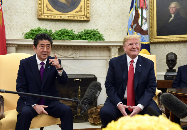 President Donald Trump meets with Prime Minister Shinzo Abe of Japan in the Oval Office of the White House, in Washington, June 7. (AFP-Yonhap)