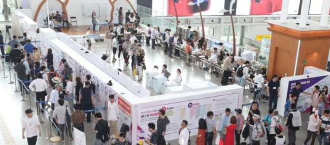 Citizens line up to cast ballots in early voting for the June 13 local elections and parliamentary by-elections at Seoul Station on June 9, 2018. (Yonhap)