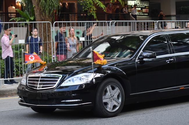 Bystanders look at the official car carrying Kim Jong-un. (AFP-Yonhap)