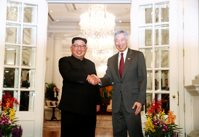 Kim Jong-un shakes hands with Singapore's Prime Minister Lee Hsien Loong at the Istana in Singapore. (Reuters-Yonhap)